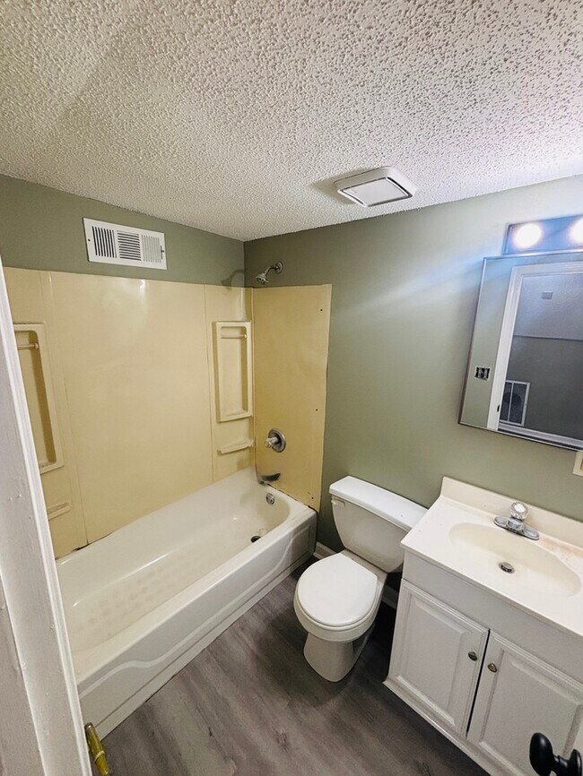Building Photo - GORGEOUS 4 bedroom/ 3 bathroom HOME, SPACI...