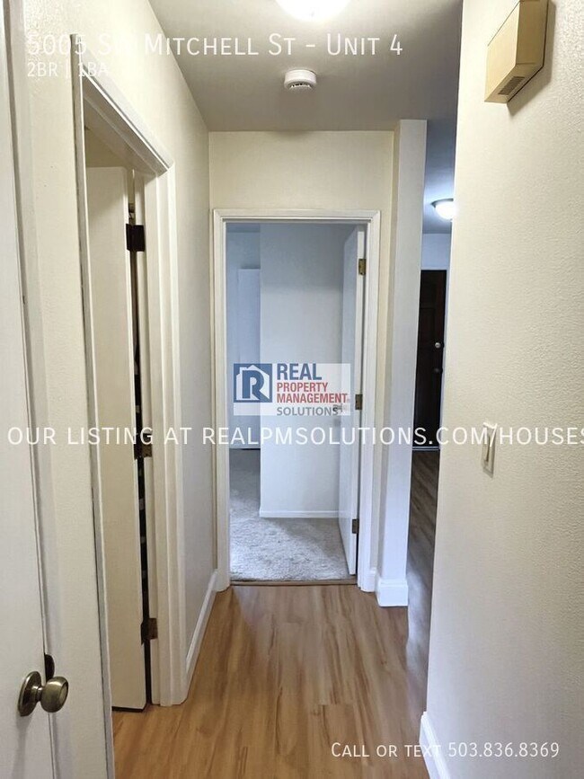 Building Photo - 5005 SW Mitchell St