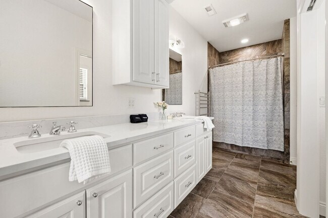 Building Photo - 802 NW D St