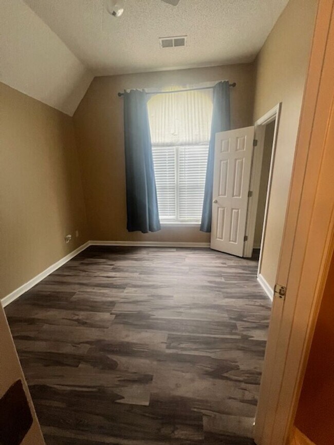Building Photo - Stunning 3-Bedroom Home in Cordova-Spaciou...