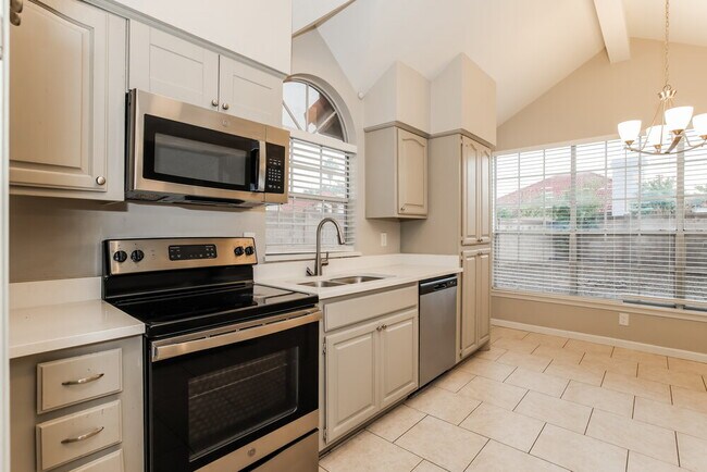 Building Photo - 707 W Mesquite St