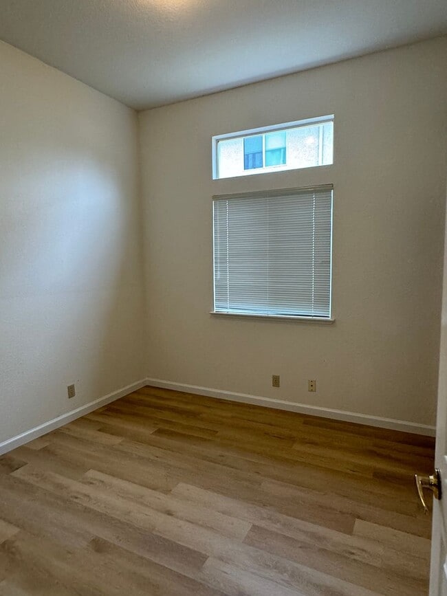 Building Photo - 1422 Lorimer Way
