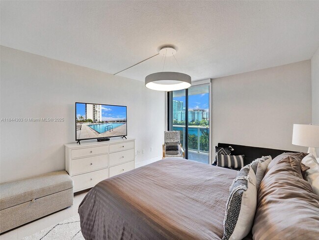 Building Photo - 3625 N Country Club Dr