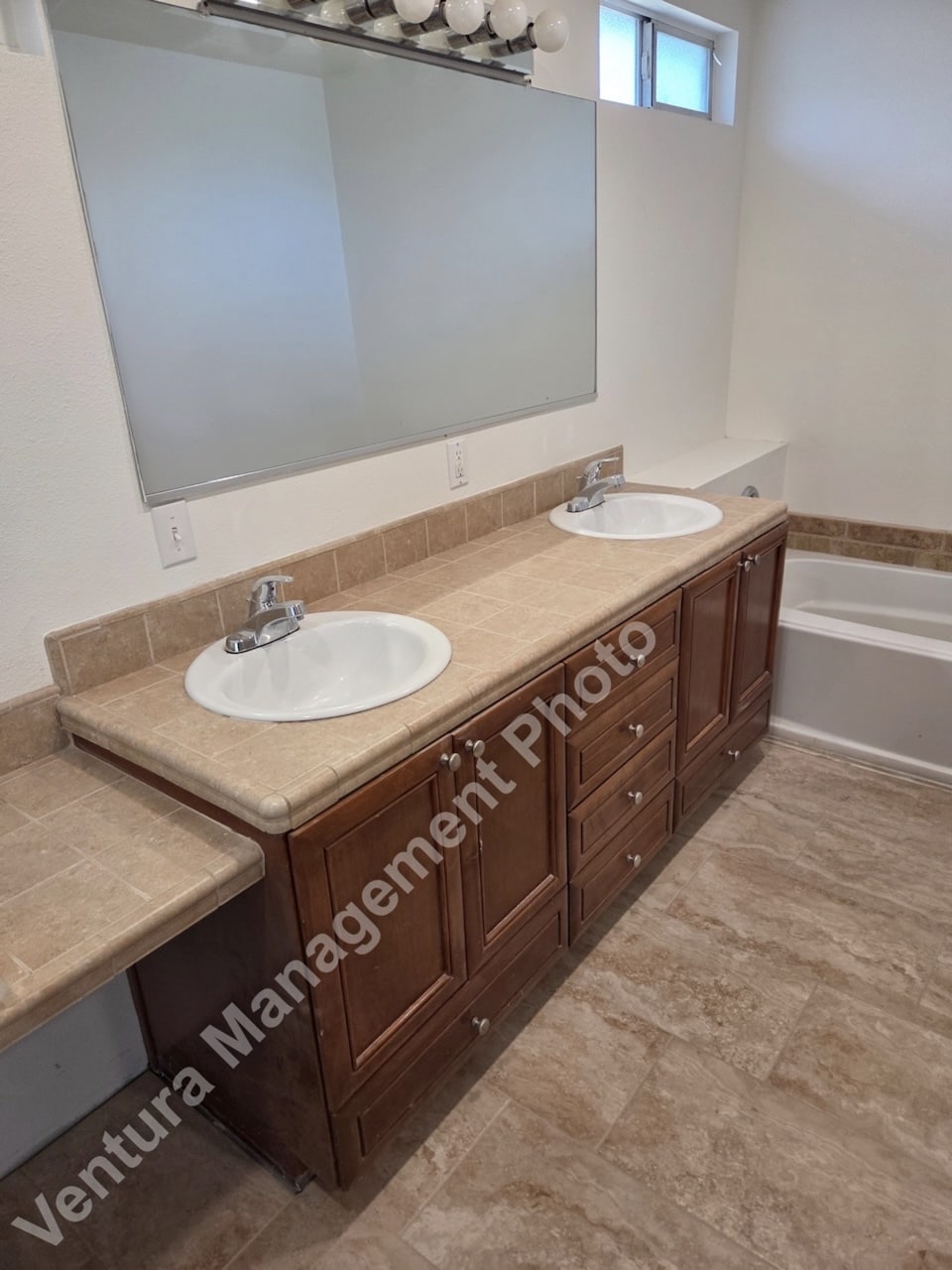 Building Photo - 2333 Lawnview Ct