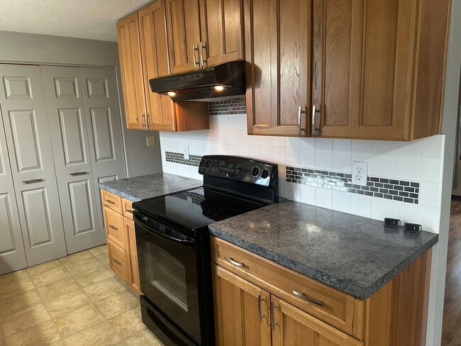 Building Photo - Freshly updated 2 bedroom 1 bathroom duple...