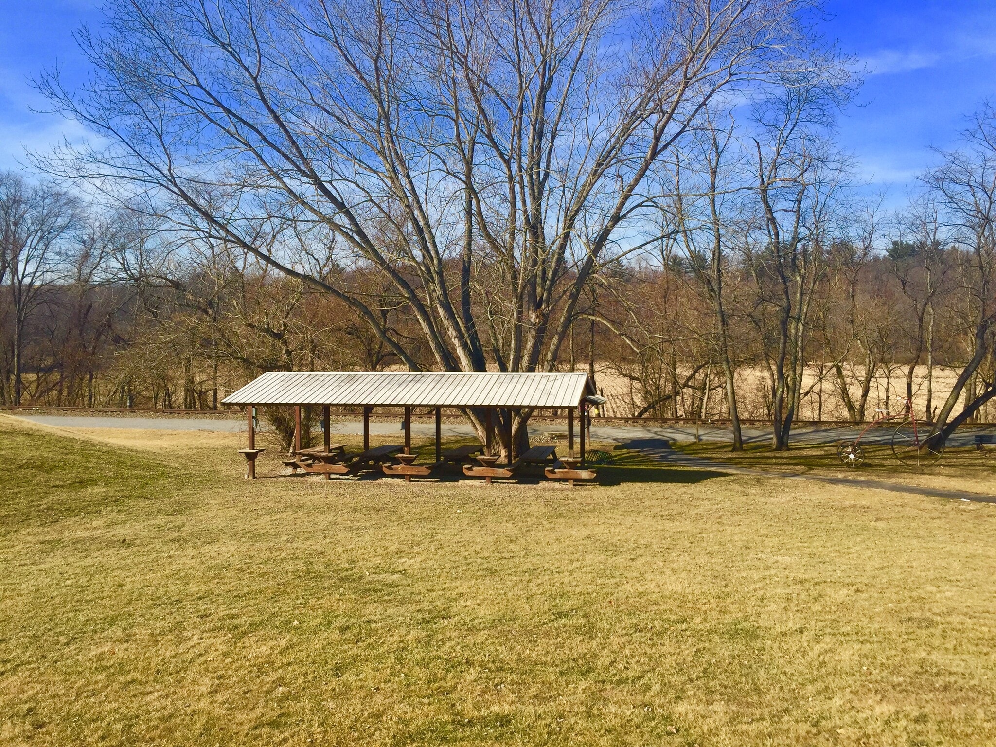 Steps away from your door!! Picnic tables, bike/walking trail - 83 Church st