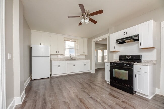 Building Photo - 144 Adams St