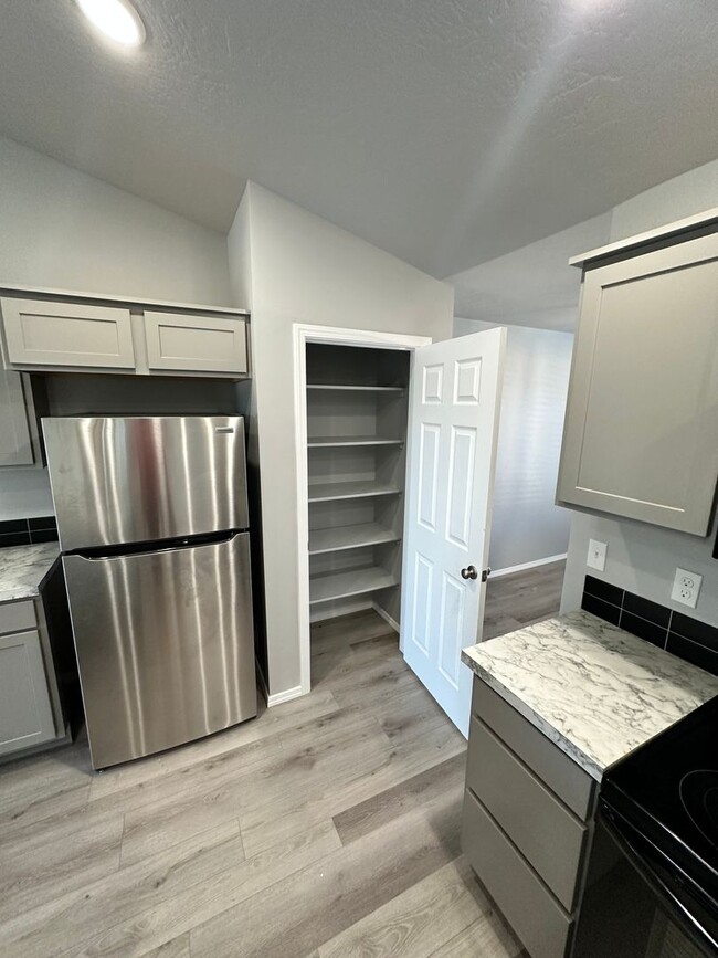 Building Photo - 3 Bedroom and 2 bath located in a vibrant,...