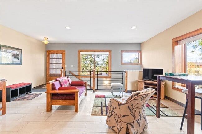Building Photo - Fully-Furnished Short-Term Rental on South...