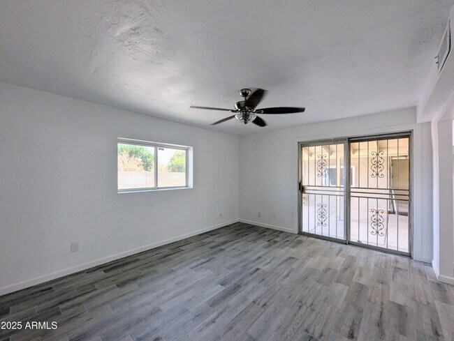 Building Photo - 2443 E Earll Dr