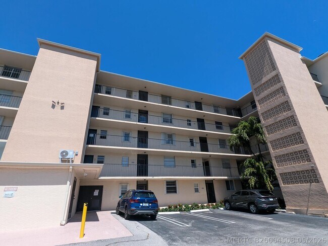 Building Photo - 740 E Ocean Ave