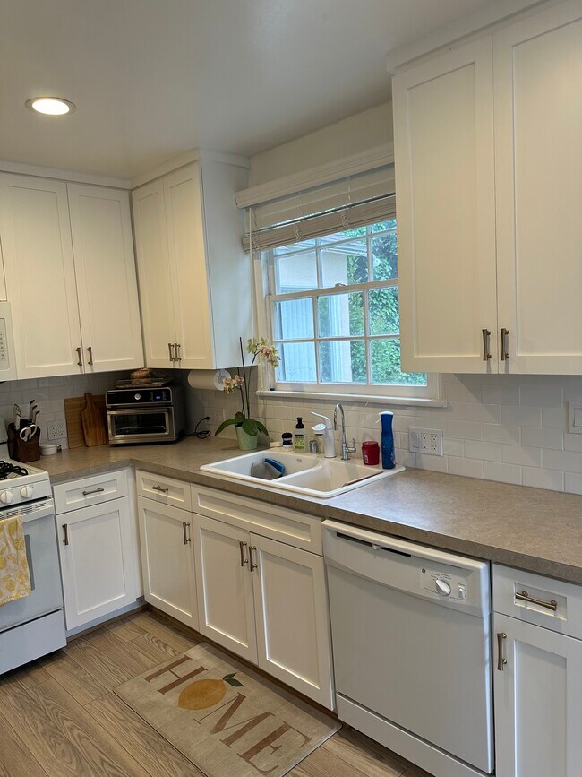Building Photo - 4911 Greenbush Ave