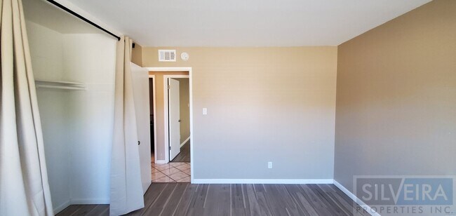 Building Photo - 1642 N Russell Ave