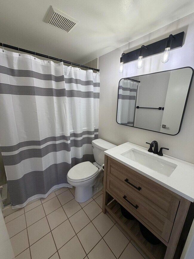 Building Photo - 13811 Oneida Dr