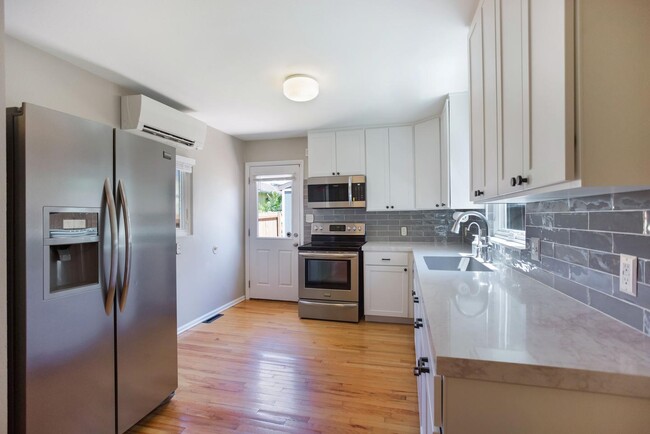 Building Photo - Light-filled Cole Victorian home near RiNo...