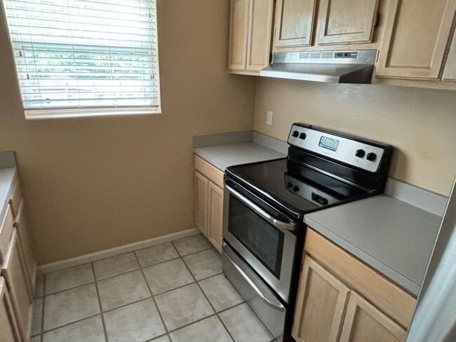 Building Photo - Charming 3/2 Home with Pet-Friendly Yard &...
