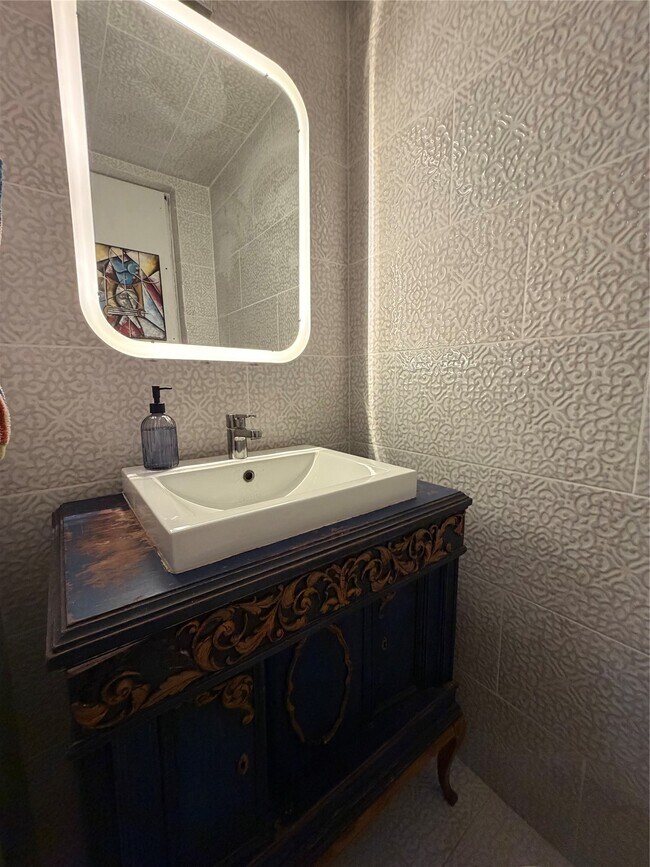 Building Photo - 402 Hyde Park Blvd