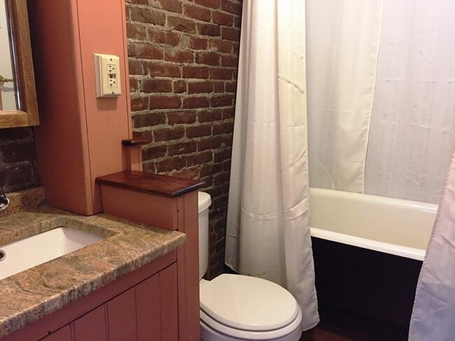 Building Photo - 20 Putnam St