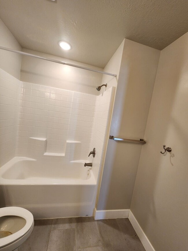 Building Photo - Modern 3-Bedroom Home with Balcony for Ren...