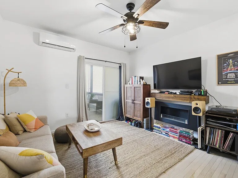 Building Photo - 162 Griffith St