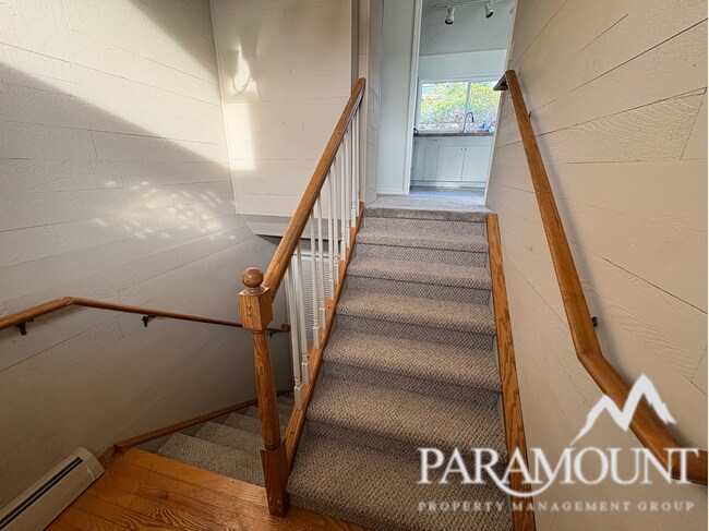 Building Photo - Cozy and centrally located waterfront views!