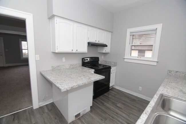 Building Photo - 2 Bedroom & Large Car Garage in Moline for...