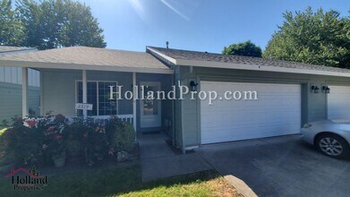 Building Photo - Lovely 2 bedroom unit with private fenced yard!