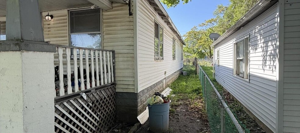 Building Photo - 941 W Waggoner St