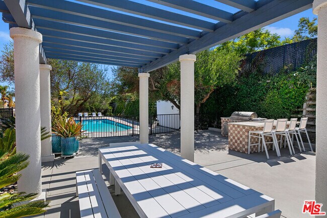 Building Photo - 6435 Zumirez Dr