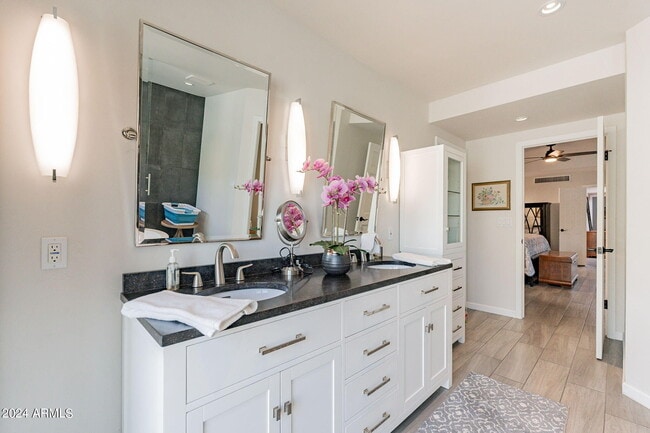 Building Photo - 8257 E Del Cadena Dr