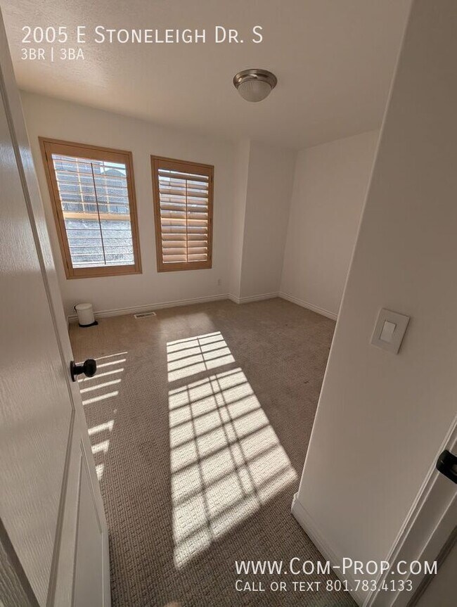 Building Photo - 2005 Stoneleigh Dr S