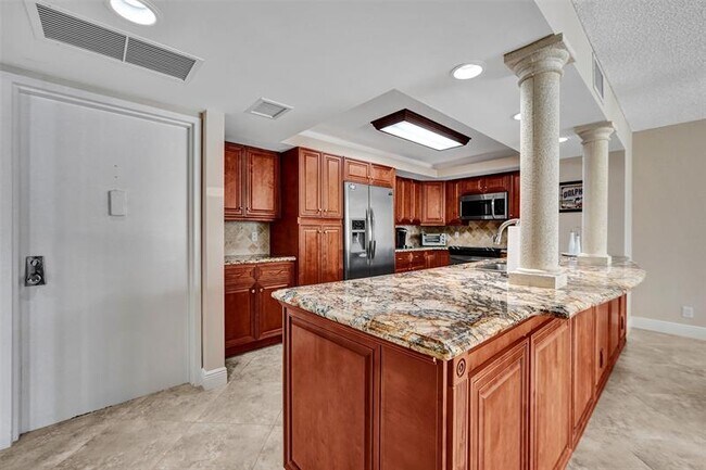 Building Photo - 1149 Hillsboro Mile