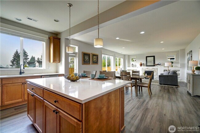 Building Photo - Stylish 5-Bed Home in Desirable Bothell ; ...
