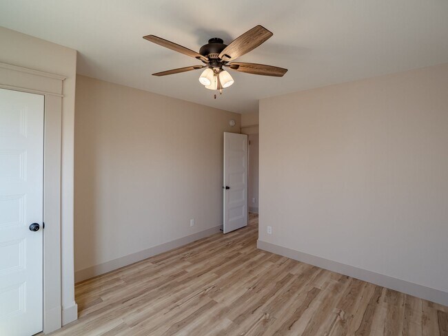 Building Photo - 922
