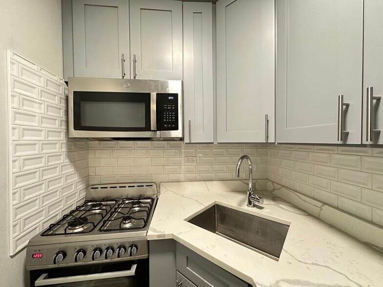 Building Photo - 510 W Belmont Ave