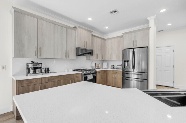 Building Photo - Stunning 5 bed Pool Home - Country Club