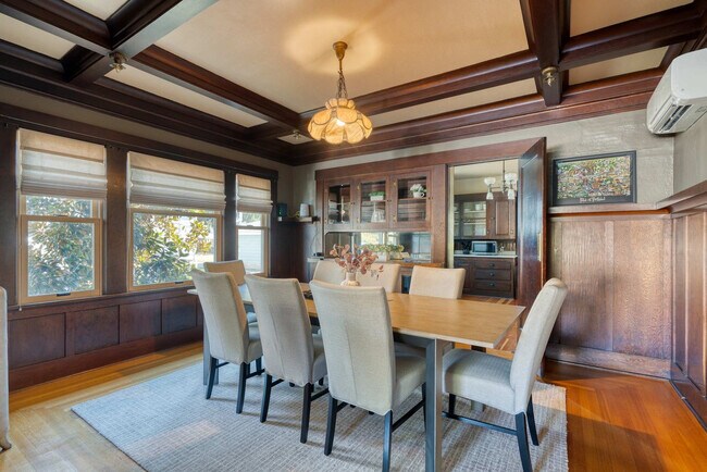 Building Photo - 2034 NE Flanders St