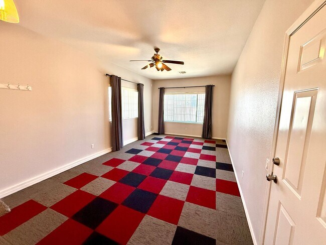 Building Photo - Custom 3 Bedroom, 2.5 Bath Home w/Bonus Ro...