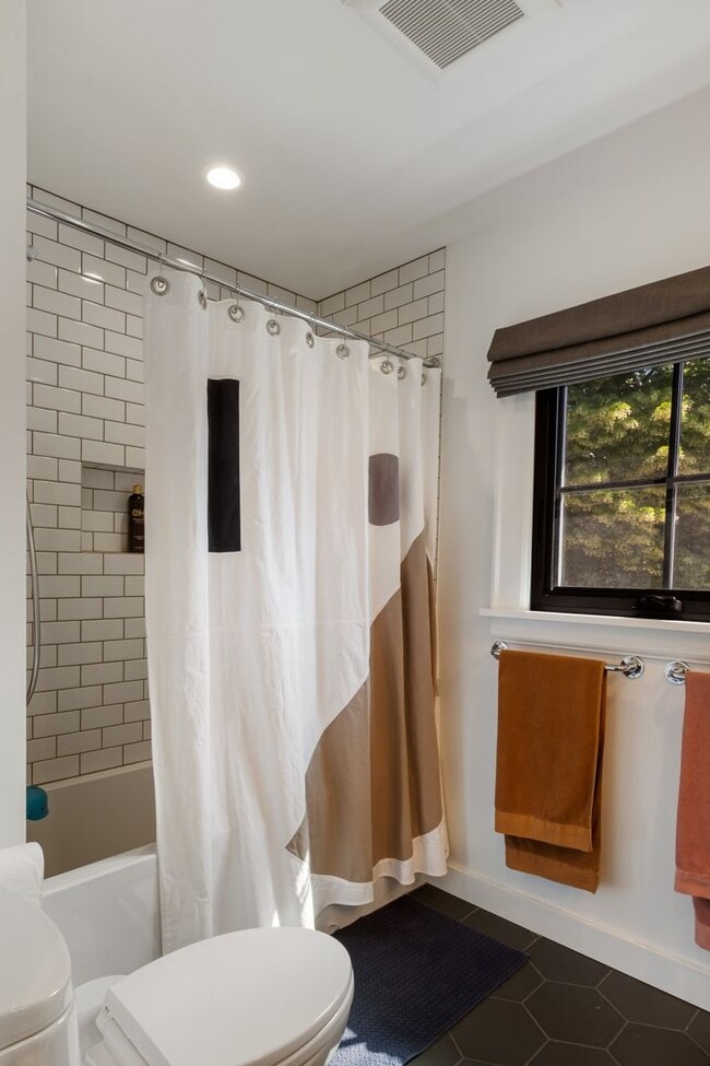 Building Photo - 2835 NE 40th Ave