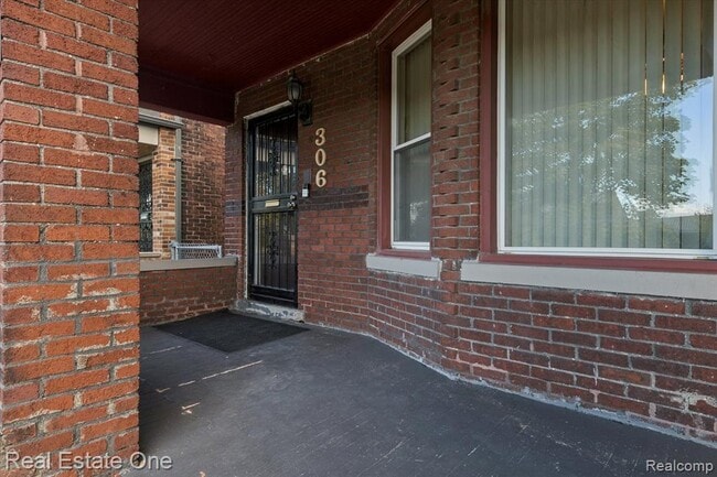 Building Photo - 304 Hendrie St