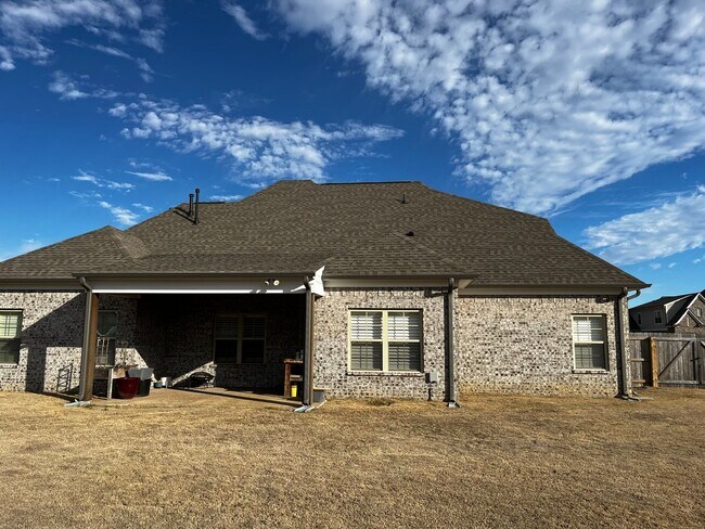 Building Photo - Custom Built home in a quiet subdivision