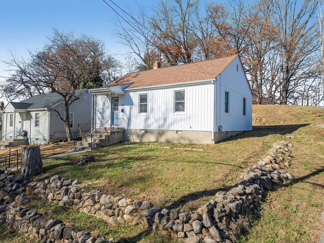 Building Photo - 2 Bedroom, 1 Bathroom newly renovated home for rent off Williamson Rd!