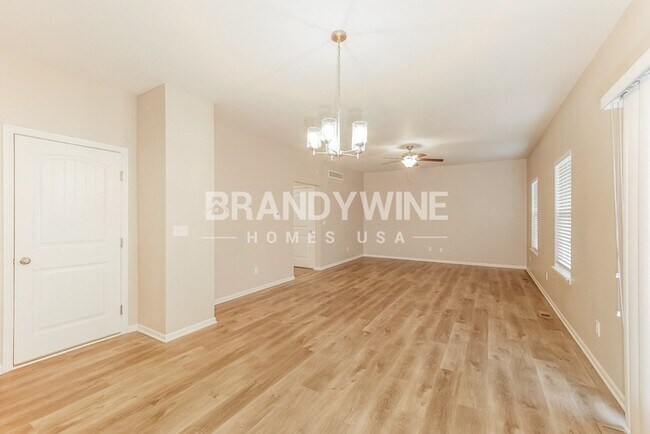 Building Photo - Apply Now! 4BED 3BATH