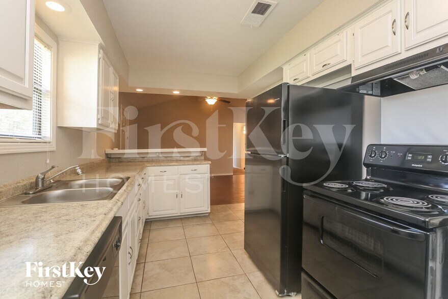 Building Photo - 1546 Willowbrook St