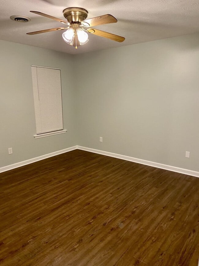 Building Photo - Cozy Home Close to MTSU