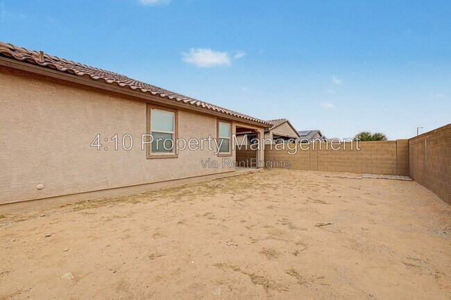 Building Photo - 3241 E Malibu Dr