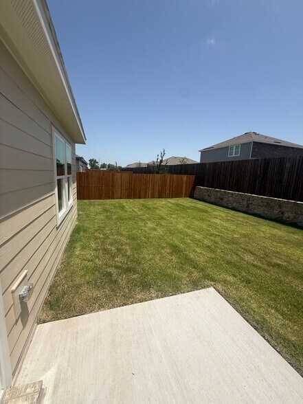 Building Photo - 906 Independence Trl