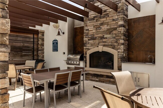 Building Photo - 15275 Grn Acrs Ave