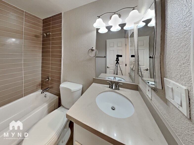 Building Photo - 2336 Villanova Cir