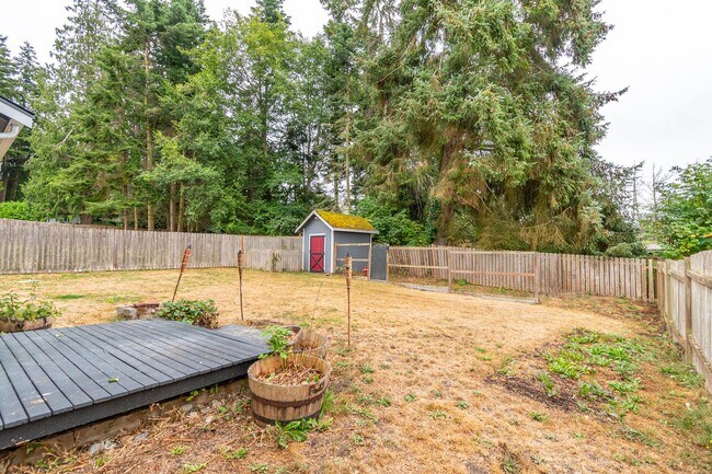 Building Photo - Charming Admirals Cove Home with Bonus Roo...